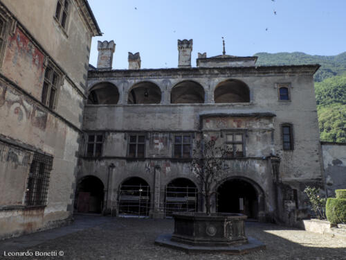 Piazzetta interna del castello di Issogne